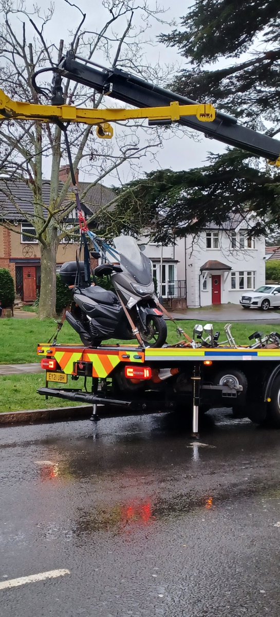 MPSRTPC's tweet photo. Seized by #HillingtonSTT2 moped had previous CADs for FTS on 5 occasions also used on other crimes no L plates displayed on rear so not in accordance #offtothepound https://t.co/lke9Z0T1rN