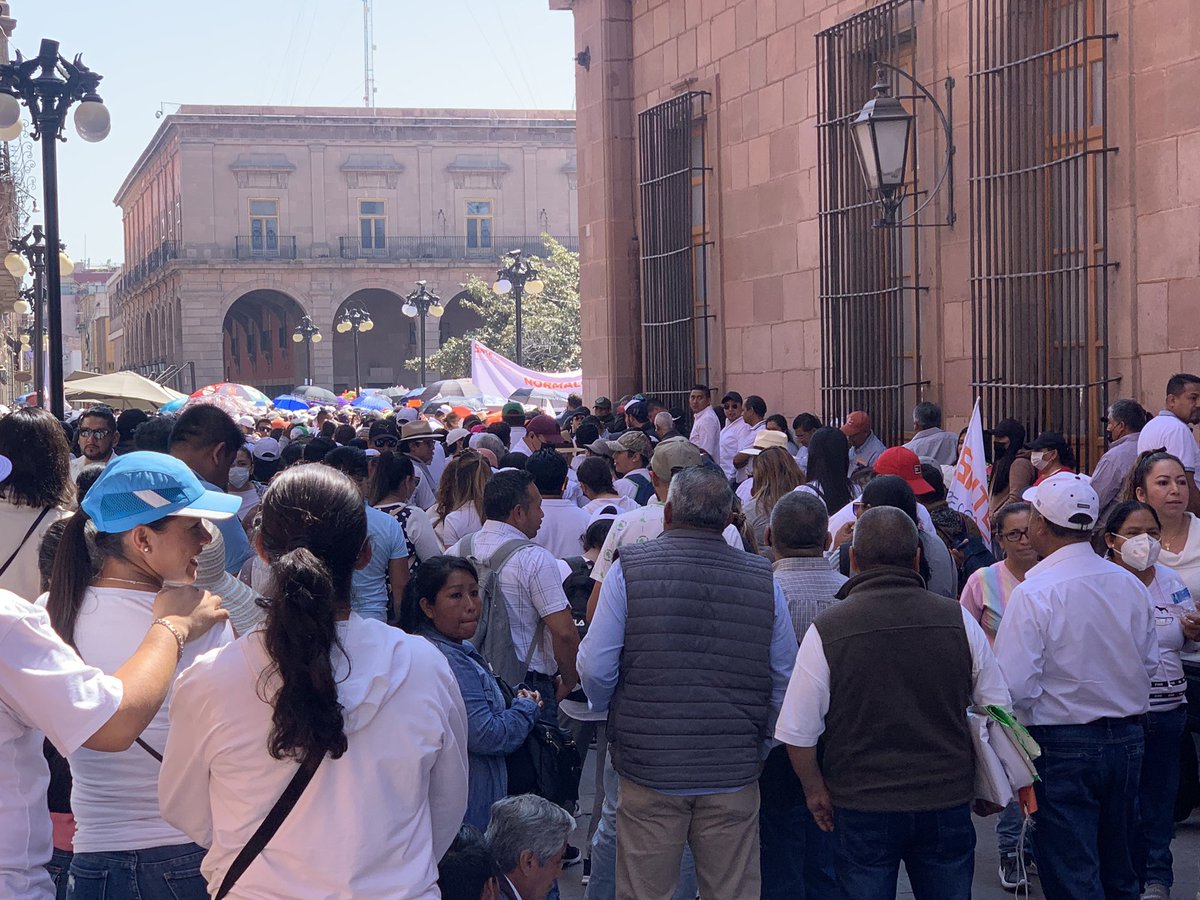 anticuaeguiara's tweet photo. ¡Ya págales, @RGC_Mx!
Primero los profes y después tu charra arena.
#SNTE #SNTE26 #Secc26 #SLP https://t.co/Z0RKntZquG