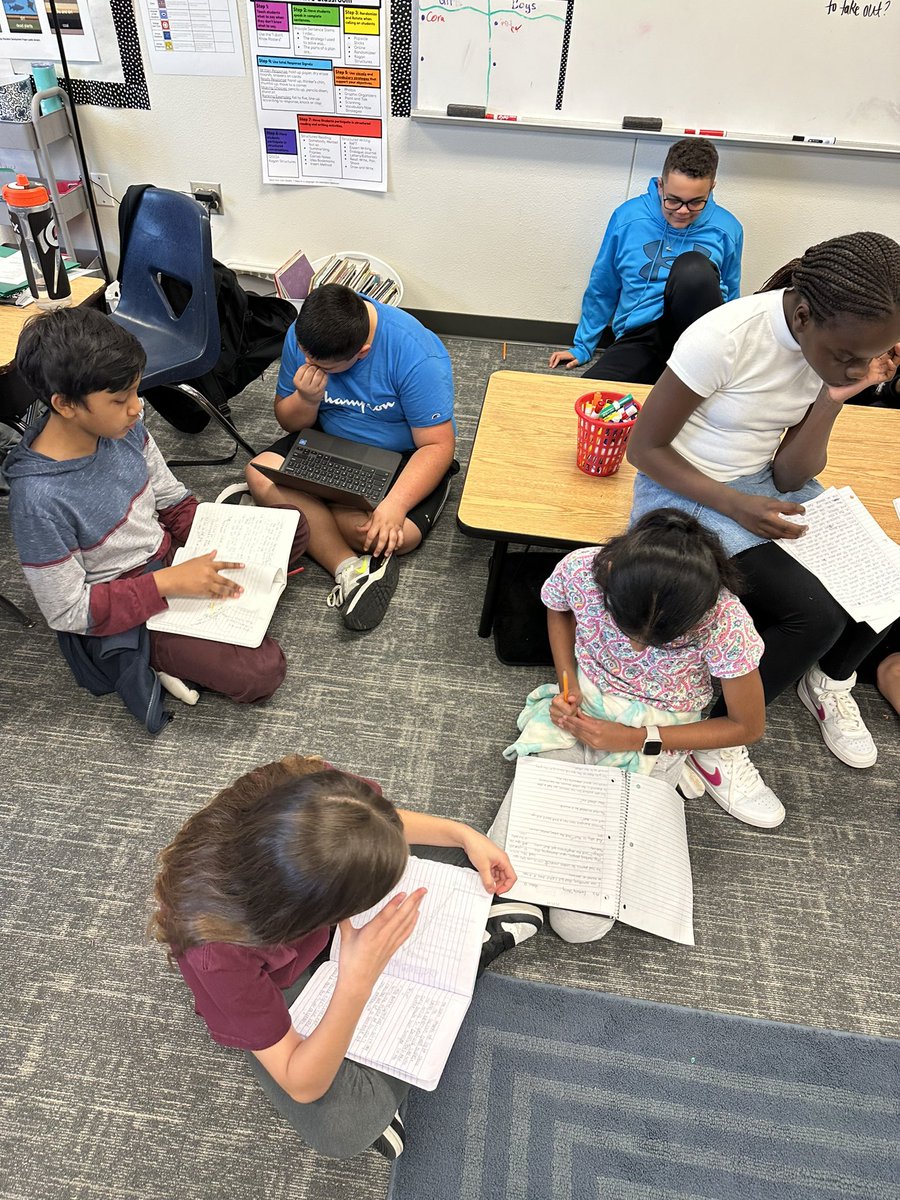 Ms_Layyyy's tweet photo. 5th graders diving into editing and sharing their fantasy short stories!🧞‍♀️🧚🏼‍♂️🐉✍🏼📝  #RESUbuntu #RobertsonU @Robertson_Elem https://t.co/bJEoUvKPPS