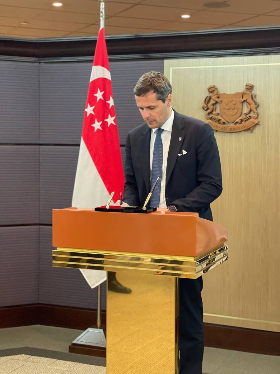 matteoperegodic's tweet photo. Cooperazione Singapore-Italia importante e strategica, oggi incontro mio omologo Mr HENG CHEE How e Chief Ex Defence Science e Tech Agency Mr Mervin Tan Wei Ming #sgtechsummit https://t.co/xRVbBeYGD6