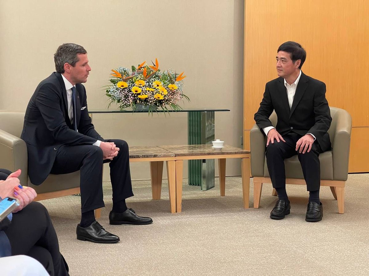 matteoperegodic's tweet photo. Cooperazione Singapore-Italia importante e strategica, oggi incontro mio omologo Mr HENG CHEE How e Chief Ex Defence Science e Tech Agency Mr Mervin Tan Wei Ming #sgtechsummit https://t.co/xRVbBeYGD6