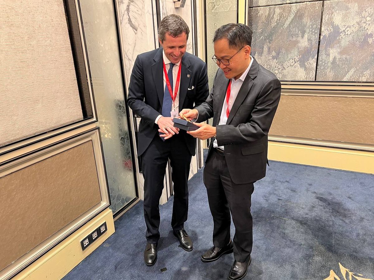 matteoperegodic's tweet photo. Cooperazione Singapore-Italia importante e strategica, oggi incontro mio omologo Mr HENG CHEE How e Chief Ex Defence Science e Tech Agency Mr Mervin Tan Wei Ming #sgtechsummit https://t.co/xRVbBeYGD6