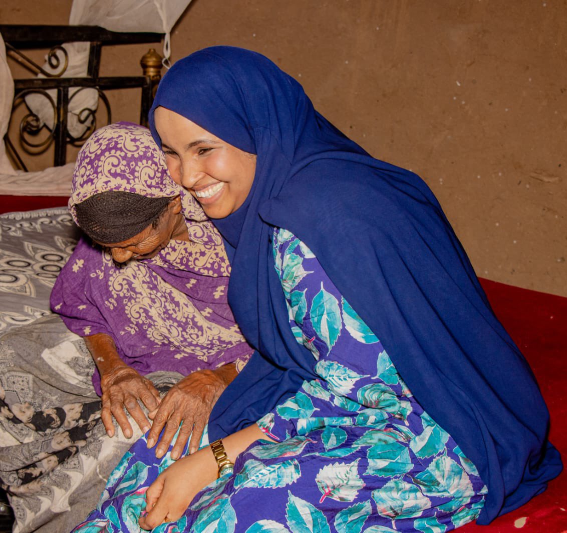 UdgoonSiyad's tweet photo. She could recognize my voice from  far  and when i sat ,first thing she said was "May Allah bless you udugooy and may Allah give u lotsa kids "
Ayeey yaa waxan ku sheege  i said  laughing out loudly!  "meey aamusaayin kuwan aayoow! xita cidu yaho waa laisheege ayoow!
#Balambala https://t.co/CSI2qe5pkT