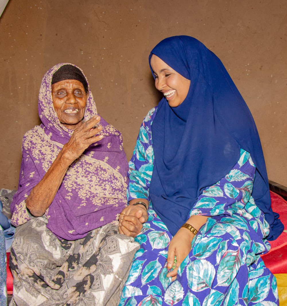 UdgoonSiyad's tweet photo. She could recognize my voice from  far  and when i sat ,first thing she said was "May Allah bless you udugooy and may Allah give u lotsa kids "
Ayeey yaa waxan ku sheege  i said  laughing out loudly!  "meey aamusaayin kuwan aayoow! xita cidu yaho waa laisheege ayoow!
#Balambala https://t.co/CSI2qe5pkT