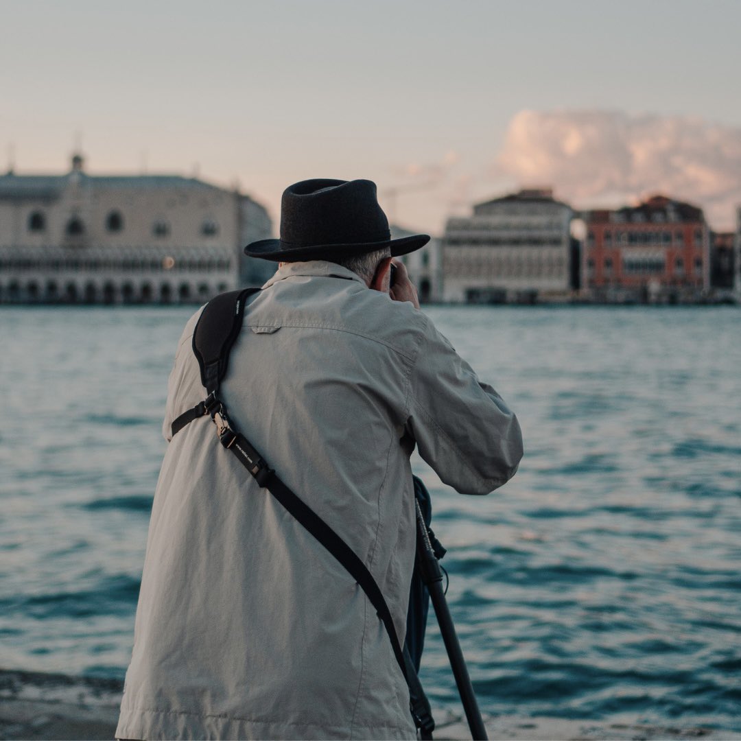 L'Isola di San Giorgio Maggiore è il posto che ospiterà Le Stanze della Fotografia 📸

📍L'isola è anche il luogo ideale per fare foto con una vista davvero mozzafiato della laguna, ecco qui due esempi: Punta della Dogana e Riva degli Schiavoni.
🔗lestanzedellafotografia.it