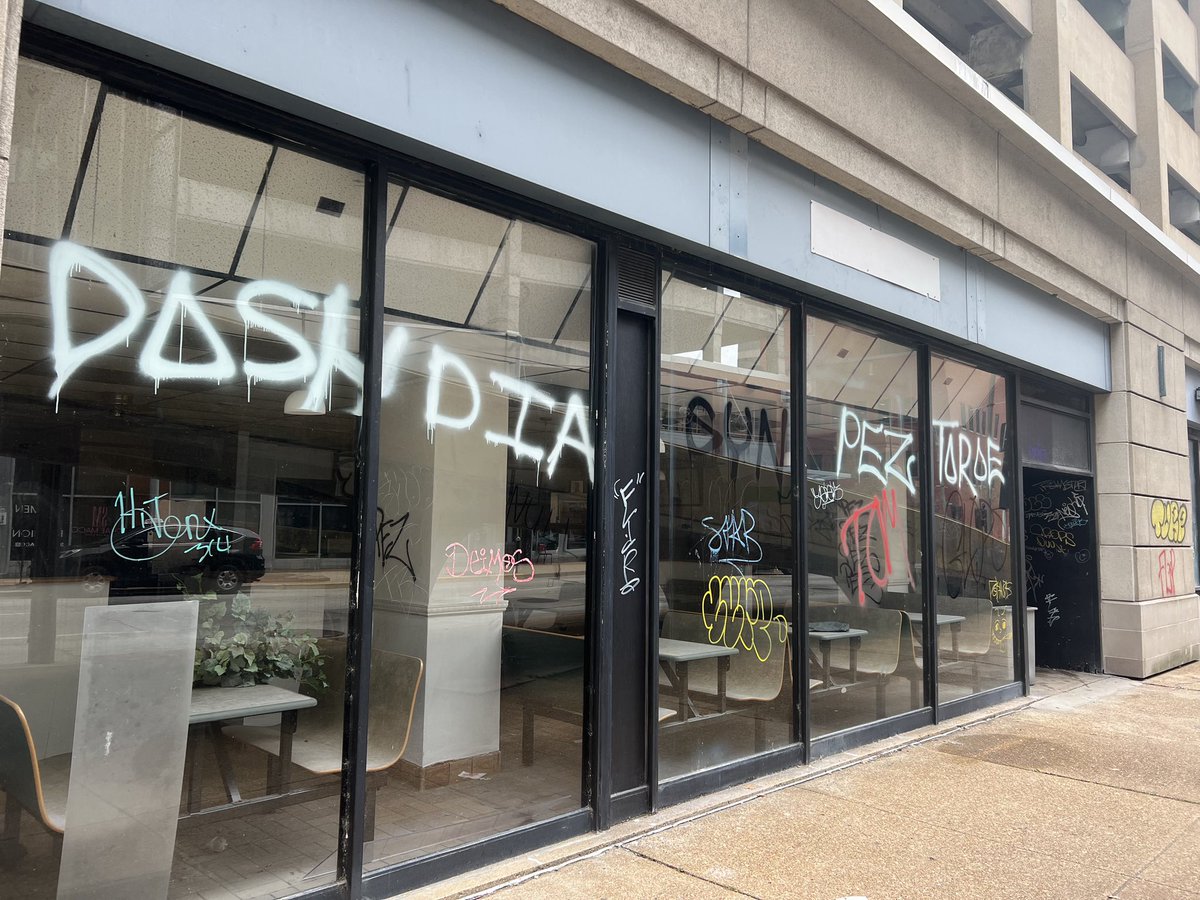 Citizens4STL's tweet photo. How is this allowed? Forget City government, how can the civic community allow this? #Citizens4STL @JasonHallSTL @GreaterSTLinc @DowntownStLouis @enterprisecares @Cardinals @CommerceBank @stlcid @saintlouisdna @saintlouismayor @MeganEllyia @NealRichardson_ @ahuguelet @KMOXKilleen @GabrielaVtv @carolinehecker @DavidAmelottiTV