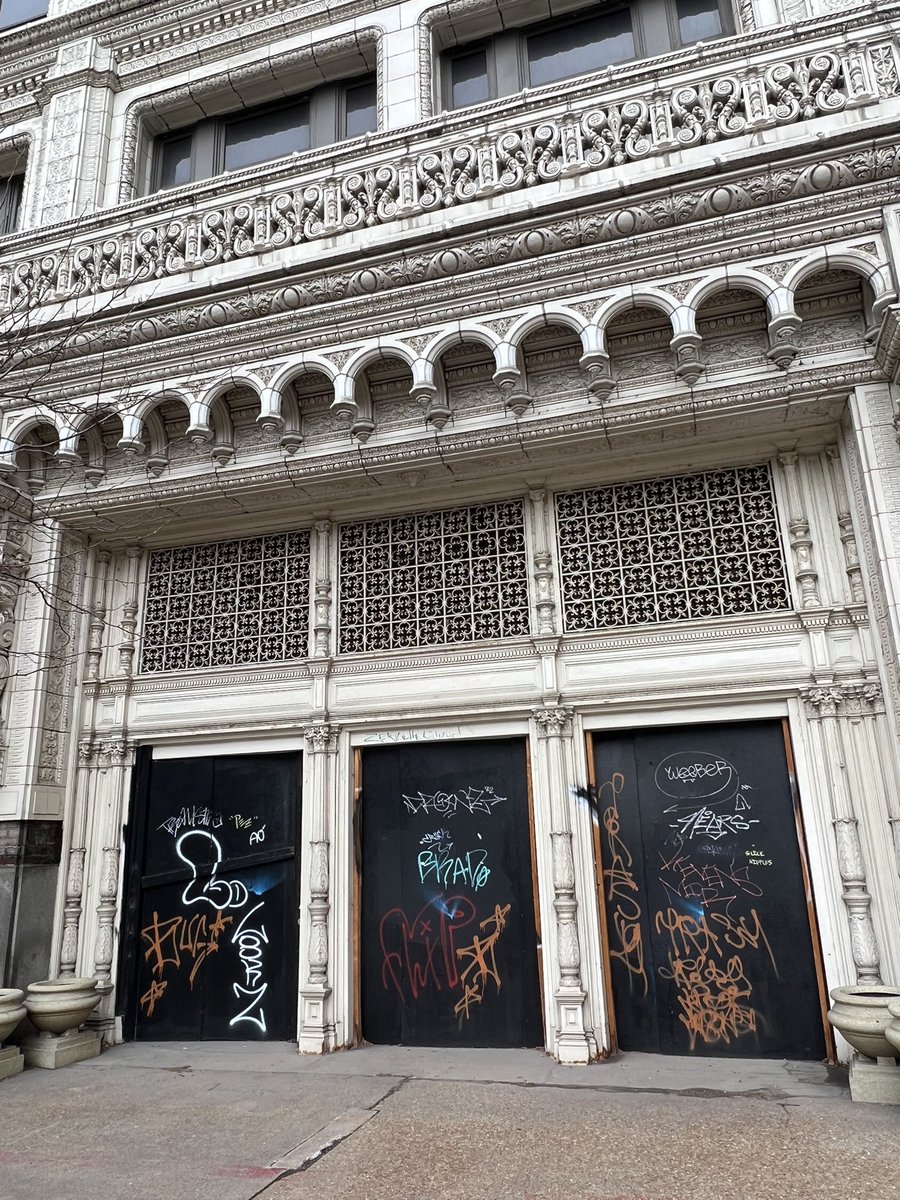 Citizens4STL's tweet photo. How is this allowed? Forget City government, how can the civic community allow this? #Citizens4STL @JasonHallSTL @GreaterSTLinc @DowntownStLouis @enterprisecares @Cardinals @CommerceBank @stlcid @saintlouisdna @saintlouismayor @MeganEllyia @NealRichardson_ @ahuguelet @KMOXKilleen @GabrielaVtv @carolinehecker @DavidAmelottiTV