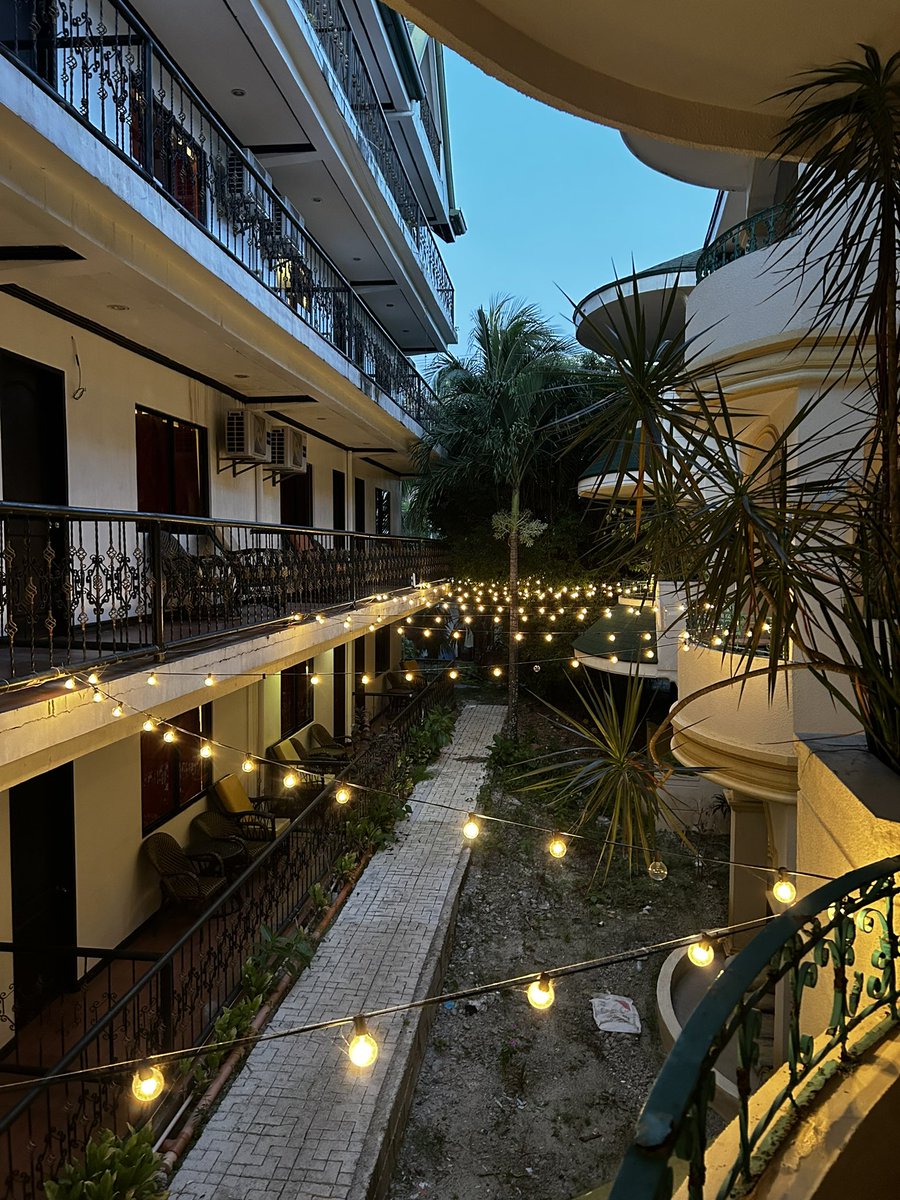 bella_not_swan's tweet photo. sneak peak of my 1st Airbnb private suite in Boracay. accepting bookings April 1 onwards. 3 massive pools with sunken bar. adult &amp; kiddie slides. 3min garden walk to the beach. this is 5.5k/night (off-peak). entertaining reservations bawal barat lol

📍Paradise Garden Resort, S3 https://t.co/8OtgOylM5O