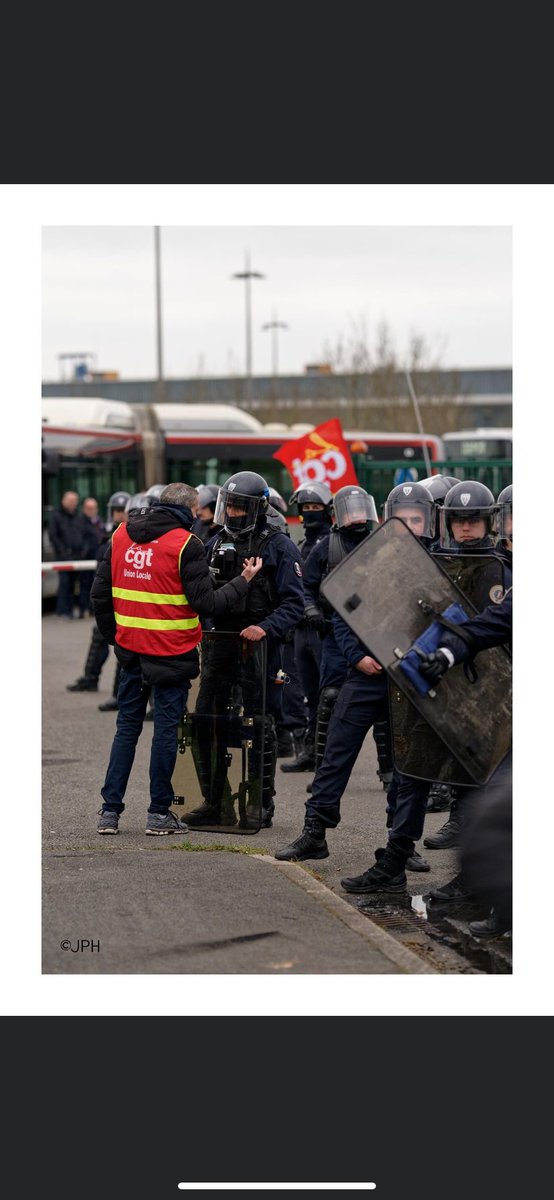 amerocain's tweet photo. La police Republicaine et les Syndicats Dialogue mais le Gourvenement et Sourd. https://t.co/UmuJvu756G