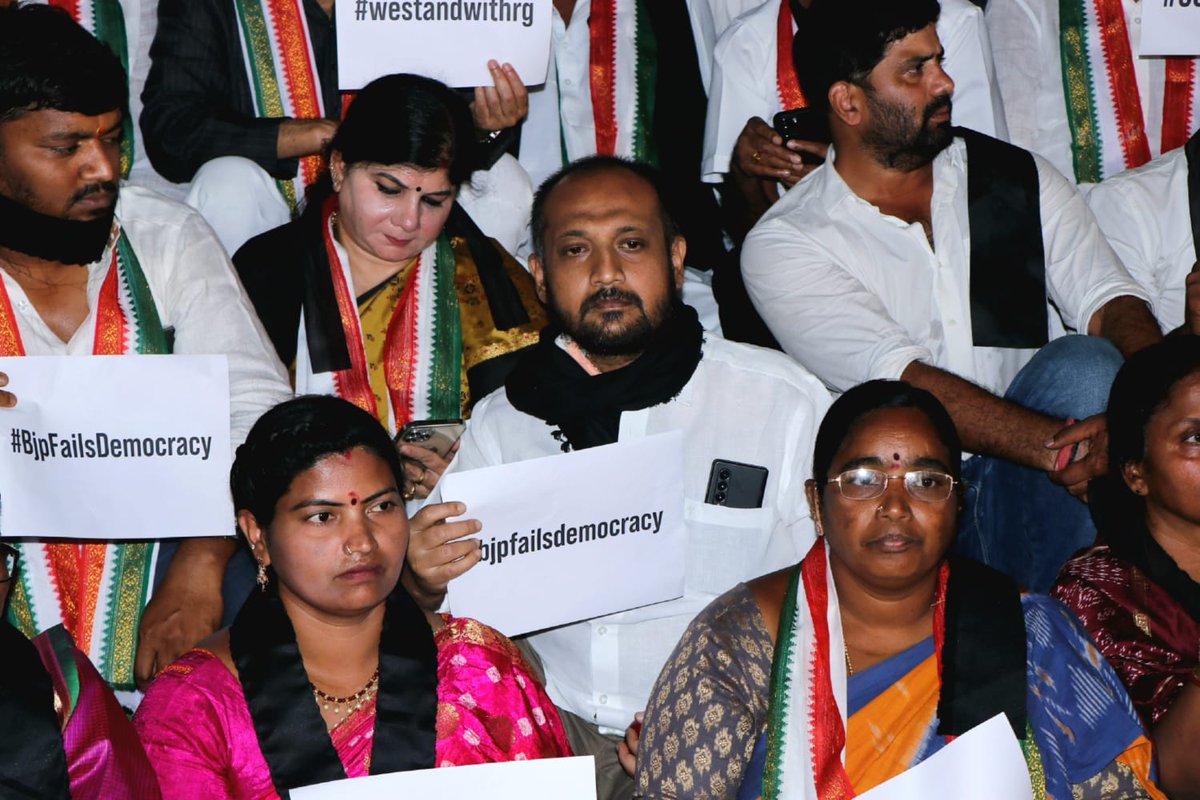 INCHyderabadDCC's tweet photo. #Congress leaders silent protest holding placards to support Rahul Gandhi over his conviction in BJP's Colonial rule
#BJPfailsDemocracy #WeStandWithRG #RahulGandhi #SameerWaliullah
@Manikrao_INC @nadeeminc @SunithaRao_M @mohdalishabbir @INCTelangana @revanth_anumula https://t.co/AVQ7o6nt9n