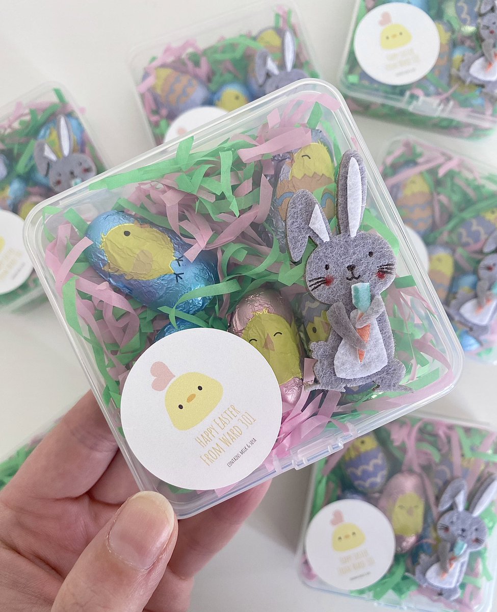 Fionabarber89's tweet photo. Morning spent creating chocolate treat boxes for our patients over the Easter period 🌸🐥🐰🌷 @301Uhdb @UHDBTrust #haematology #oncology #chemotherapy #easter #chocolate https://t.co/xGFDaNSvGw