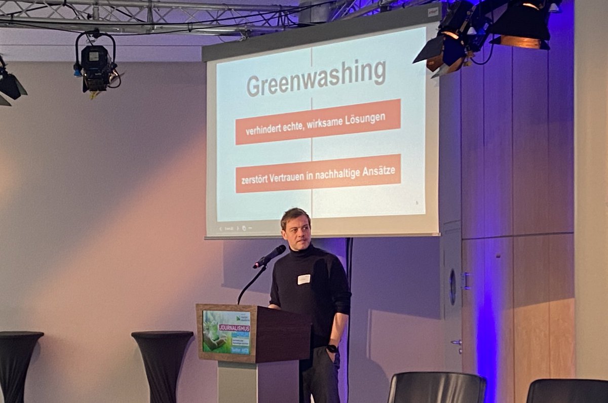 Das ist <a href="/CSalewski/">Christian Salewski</a> und er hat <a href="/letsflip_de/">Flip</a> mitgegründet, u.a. um #Greenwashing zu zerstören. Beim #jf23 stellt er #Sneakerjagd vor, eine Recherche, die das Müllproblem um aussortierte Sneaker und die damit verbundenen Nachhaltigkeitslügen aufgedeckt hat: sneakerjagd.letsflip.de