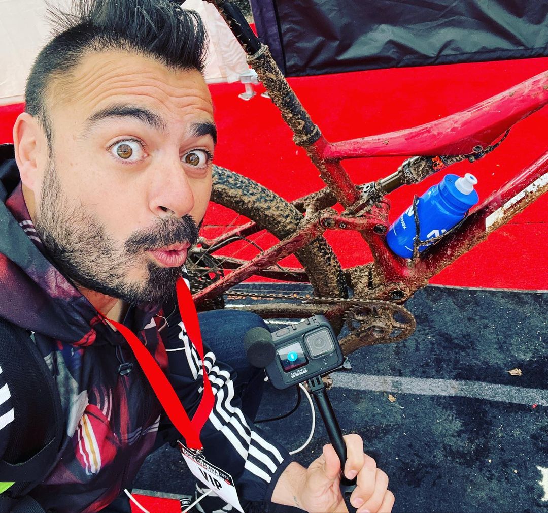 valentisanjuan's tweet photo. 🐗 Jabalincillos! Estamos en directo con sorteos guapos!🤘

Hoy, @6cichero6 contará como fue el primer entreno!

Se viene Coro, jugador de @kunisport en la @KingsLeague

El abuelo merengón @sirolopez 

 Y @senen98 hablará sin saber.
 
Vénganse!
👉 https://t.co/zlbU330f8d https://t.co/x1XoDFMwPe