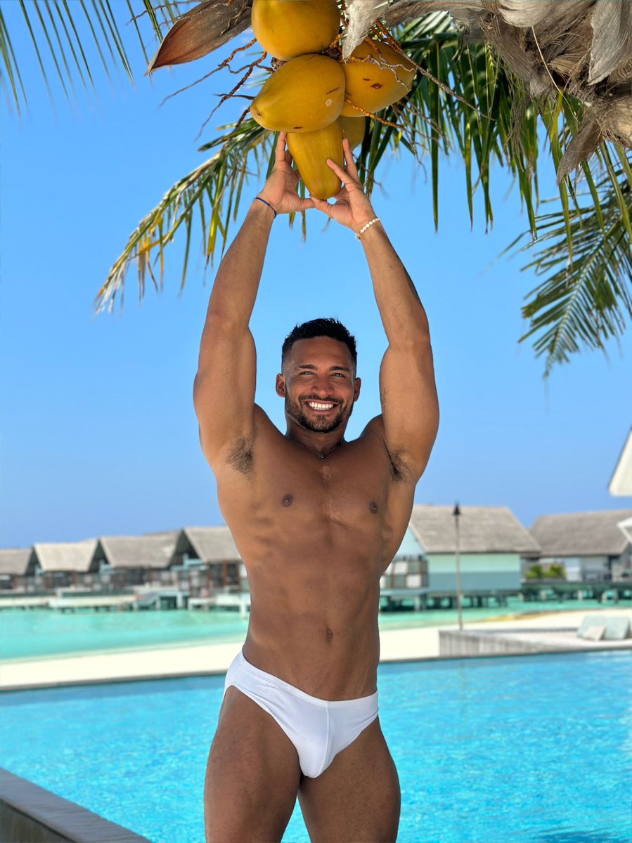 mrALuis1's tweet photo. my friends know how much i love a coconut 🥥 🌴  #thusdaymood #beach #sun #summer #maldives #fourseasons #coconut #aguadecoco https://t.co/ko0cZzzNiI