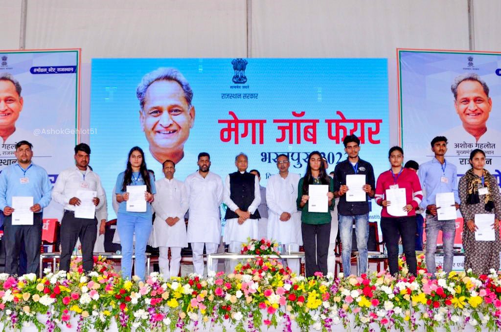 ashokgehlot51's tweet photo. बेहतर शिक्षा, बेहतर काम
जन सम्मान, जय राजस्थान

ऑफर लेटर एक युवा की प्रतिभा का सम्मान व बेहतर भविष्य की सुनिश्चितता होती है। https://t.co/bD8dI5V2GX