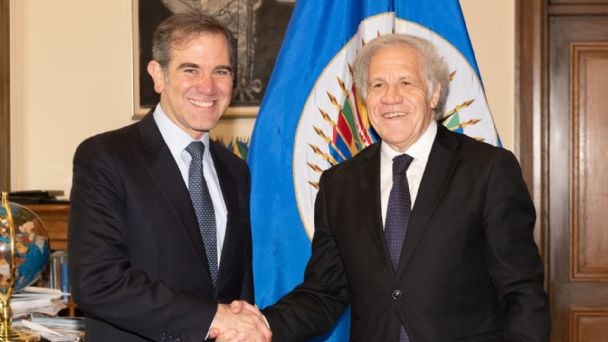 eltemagv's tweet photo. ¿Porqué AMLO ha tenido un gobierno tan cercano al Ejército Mexicano? El presidente siempre supo q era cuestión de tiempo para q intereses antidemocráticos intentaran tumbar su movimiento de transformación. Ahora la SCJN, el INE y Estados Unidos le dan la razón, van por el golpe. https://t.co/D5K22bSyZq