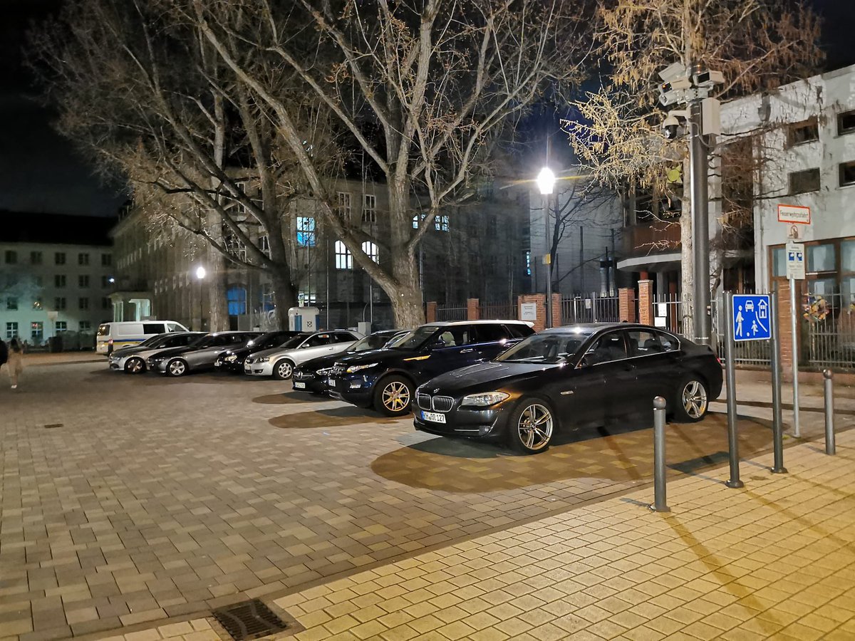 RadlerInWI's tweet photo. @Stadt_Wiesbaden Irgendwie ist es normal geworden, dass in diesem verkehrsberuhigten Bereich geparkt wird (22.03., ca. 20:45 Uhr). Weil Schule und KiTa zu haben? 
#allesistParkplatz #autokorrektur https://t.co/NJhUxofjAM