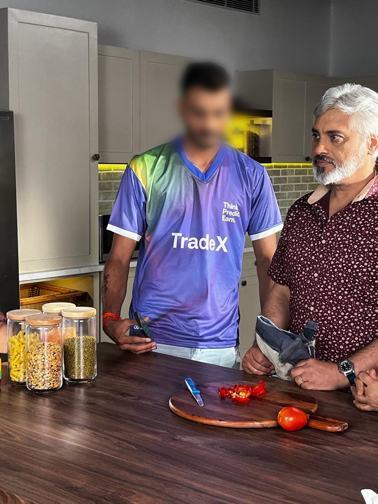 DEKHO, DEKHO VO AA GAYAA, surprise coming up soon.🏏🤩

Can you guess the name of the celeb though? Comment and let us know. 👇

Hint: A cricketer, he plays for #TeamIndia 😍

#CricketTwitter   
#IPL2023 
#ViratKohli