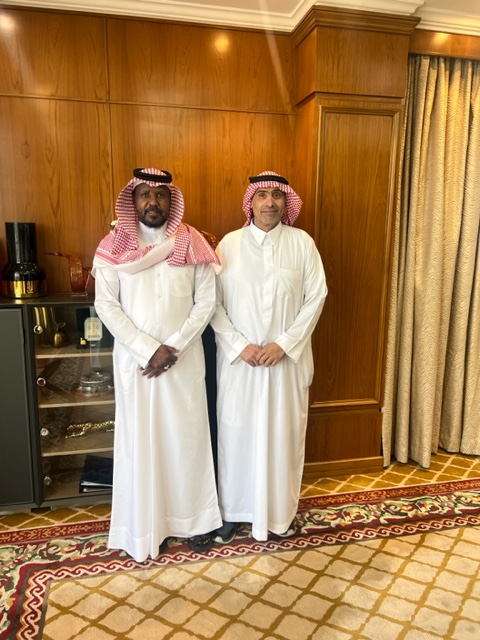 التقيت اليوم بأخي الغالي عبدالعزيز الدوسري الرمز الذهبي للاتفاق وكذلك ابنه الغالي محمد وأخي الكابتن صانع الأهداف والمايسترو صالح خليفه والكابتن سلمان النمشان واخي فيصل ذياب مدير ملعب الراكه سابقاً وعبدالله العليان  #الاتفاق  <a href="/Mohammed_ds/">Mohammed A AlDossary</a>