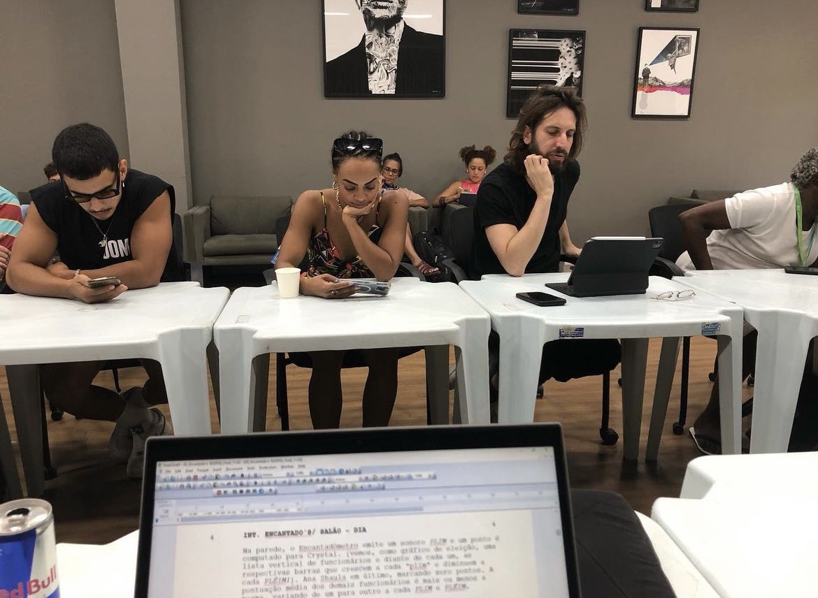 oxentepipoca's tweet photo. A mesa de leitura da 2ª temporada da ÓTIMA 'Encantado’s', série fruto da oficina de humor para roteiristas negros da Globo, já começou.

Criada por Renata Andrade e Thais Pontes, a trama segue irmãos que herdam um mercado, onde de noite vira quadra de uma escola de samba. 🇧🇷 https://t.co/i6CKUMHaCg