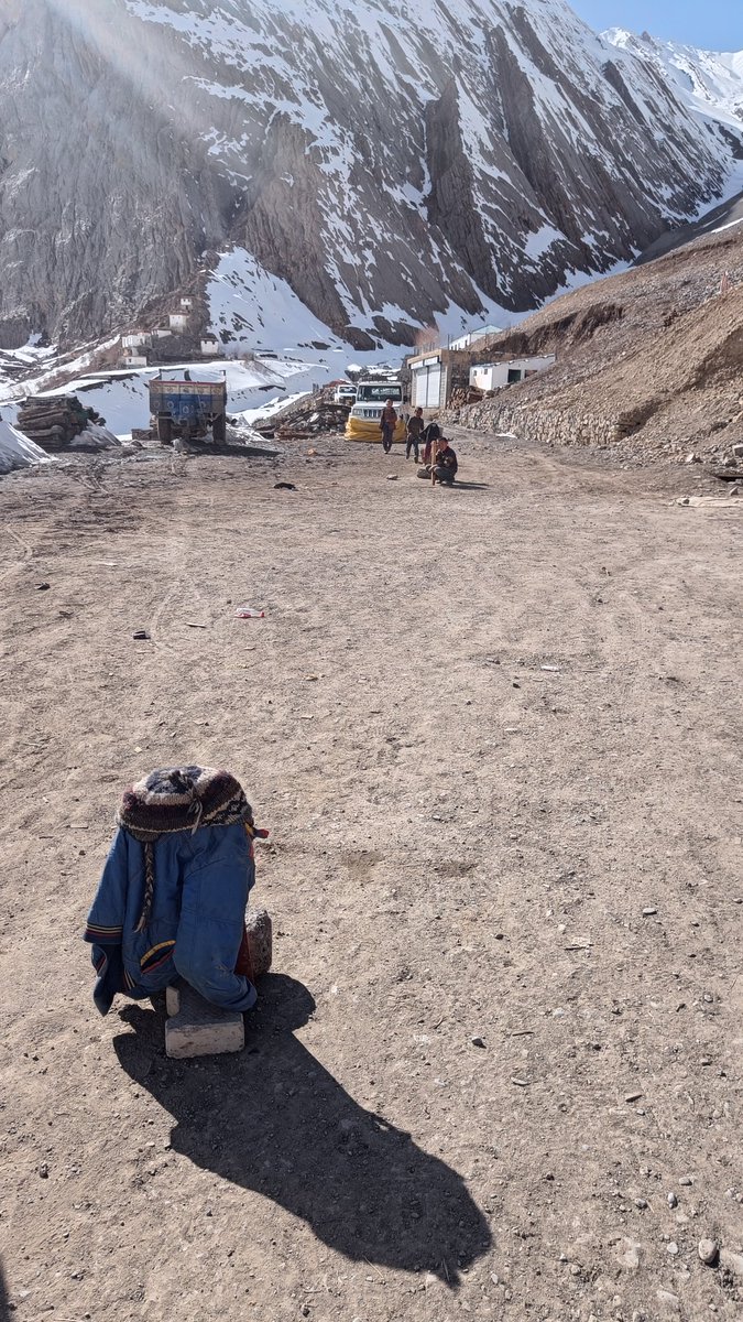 khurafatidoc's tweet photo. Playing Cricket at an altitude of about 3600 meters near mud village.
#Mudvillage
#Pinvalley https://t.co/It7RRtKqhm