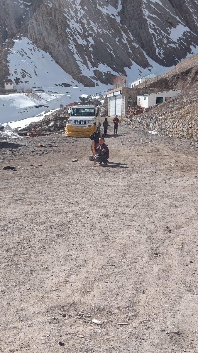 khurafatidoc's tweet photo. Playing Cricket at an altitude of about 3600 meters near mud village.
#Mudvillage
#Pinvalley https://t.co/It7RRtKqhm