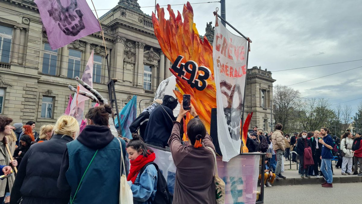 Nouvelle journée de mobilisation contre la #ReformeDesRetraites à Strasbourg ! 📢

Place de la République le cortège se met doucement en place. 3000 personnes sont déjà sur place. En tête de cortège, un char de carnaval des étudiants de la Hear 🎨🤓
📸 <a href="/remellianne/">Anne Mellier</a>
#Strasbourg