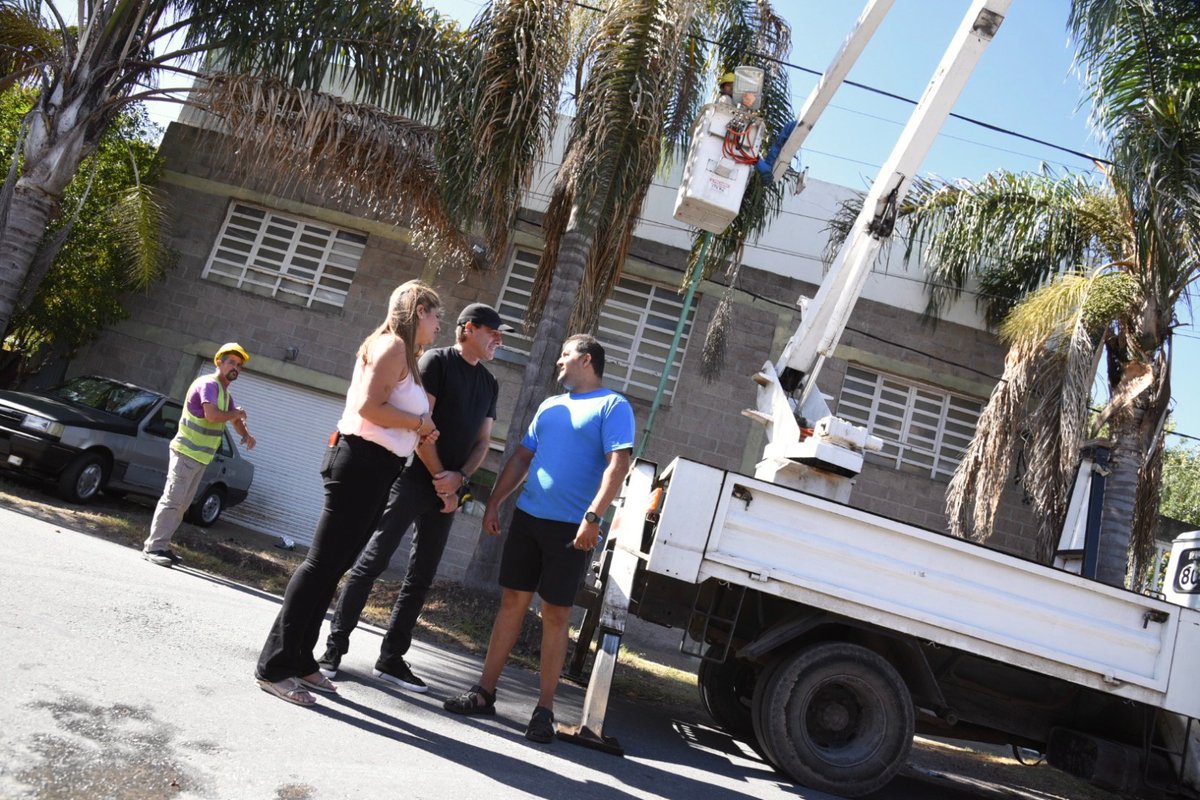 Más tarde estuve con Vanesa y Alberto, dueña y encargado del Supermercado Valentín. Charlamos sobre cómo está el barrio, sus preocupaciones y las nuevas LED que colocamos en 82 entre 25 y 26 que se suman a las más de 200 que instalamos en los últimos meses en el barrio.