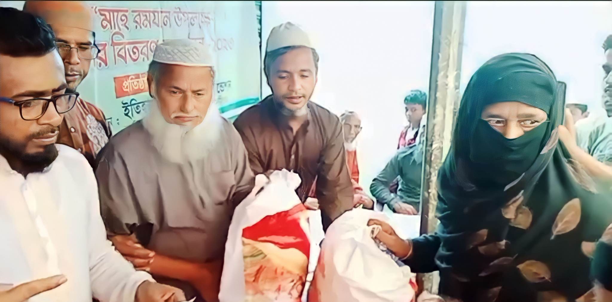 ইতিহাদ যুব ইসলামীক ফাউন্ডেশনের উদ্যোগে নিন্মবিত্ত পরিবারের মাঝে ইফতার বিতরণ