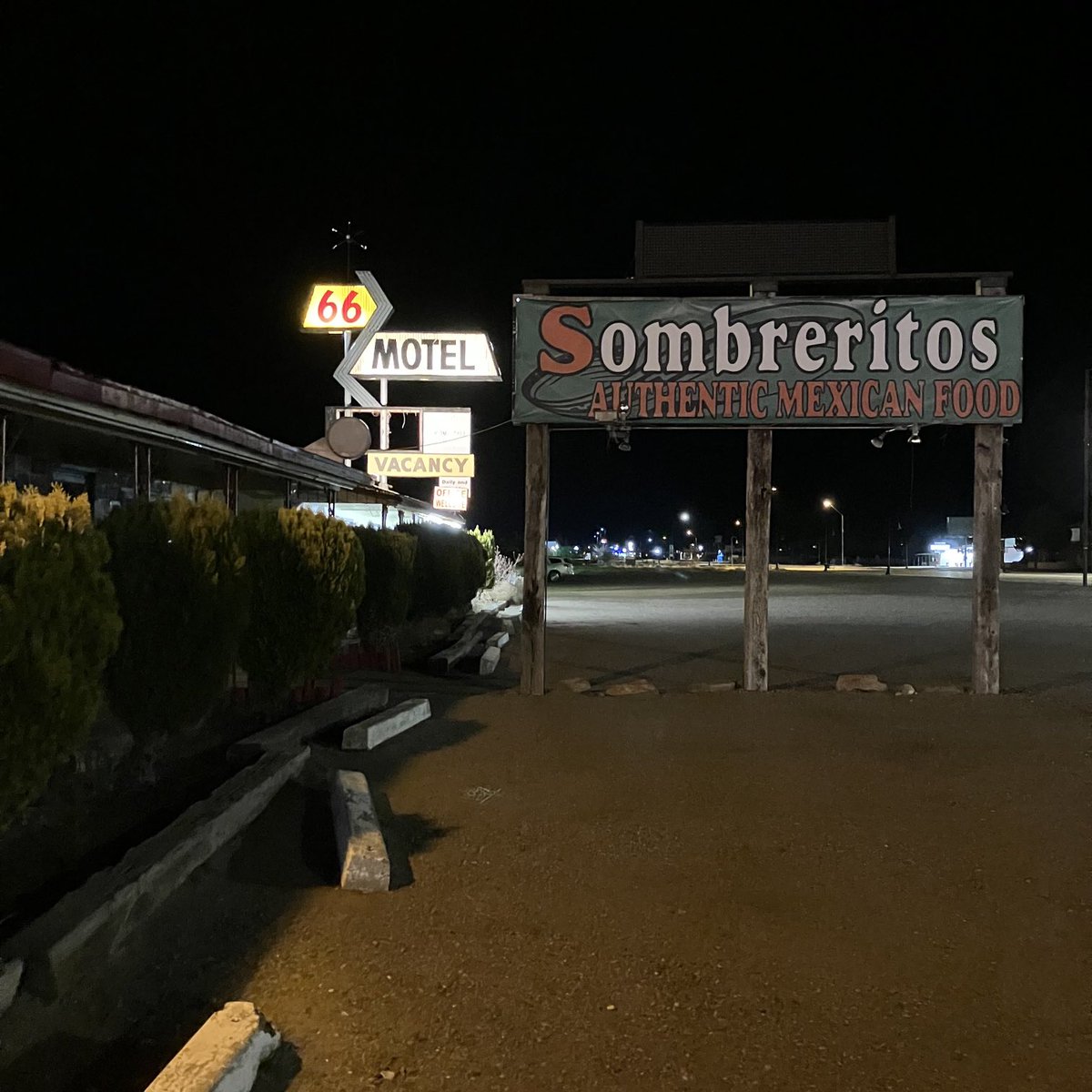 joannaofottawa's tweet image. Day 13/14 cusp.
Holbrook, Arizona. 2:30 am.
#Holbrook #Arizona #66Motel #vacancy