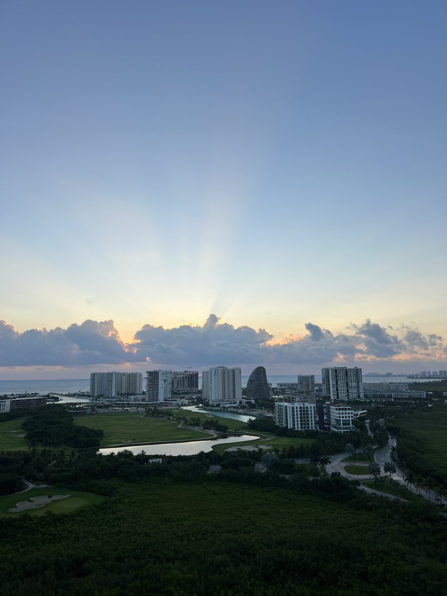 stillipay's tweet photo. Morning! 
This is Cancún, México 🇲🇽 
Spring Break Paradise, with its crystal-clear turquoise waters and white sandy beaches. Whether you're looking for a wild party scene or a more relaxed getaway, Cancún has it all. #Cancun #Mexico #SpringBreak https://t.co/NkgllJLIdt