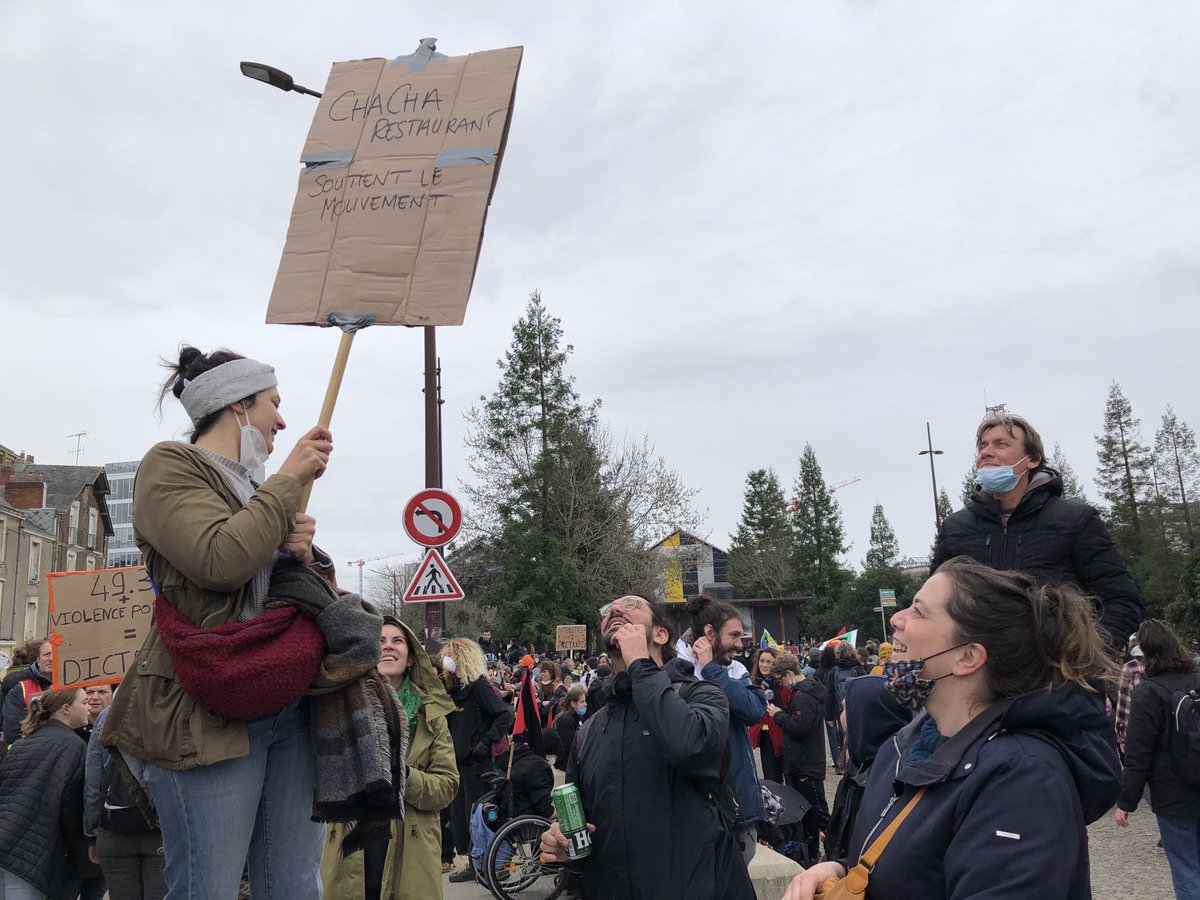 Lucile, 39 ans, employée du Chacha restaurant à #Nantes: « Dans la restauration, on ne sort pas souvent manifester. Si on est là, c’est qu’il y a un vrai problème de société » 

#Manif23mars contre #réforme #retraites #Nantes
