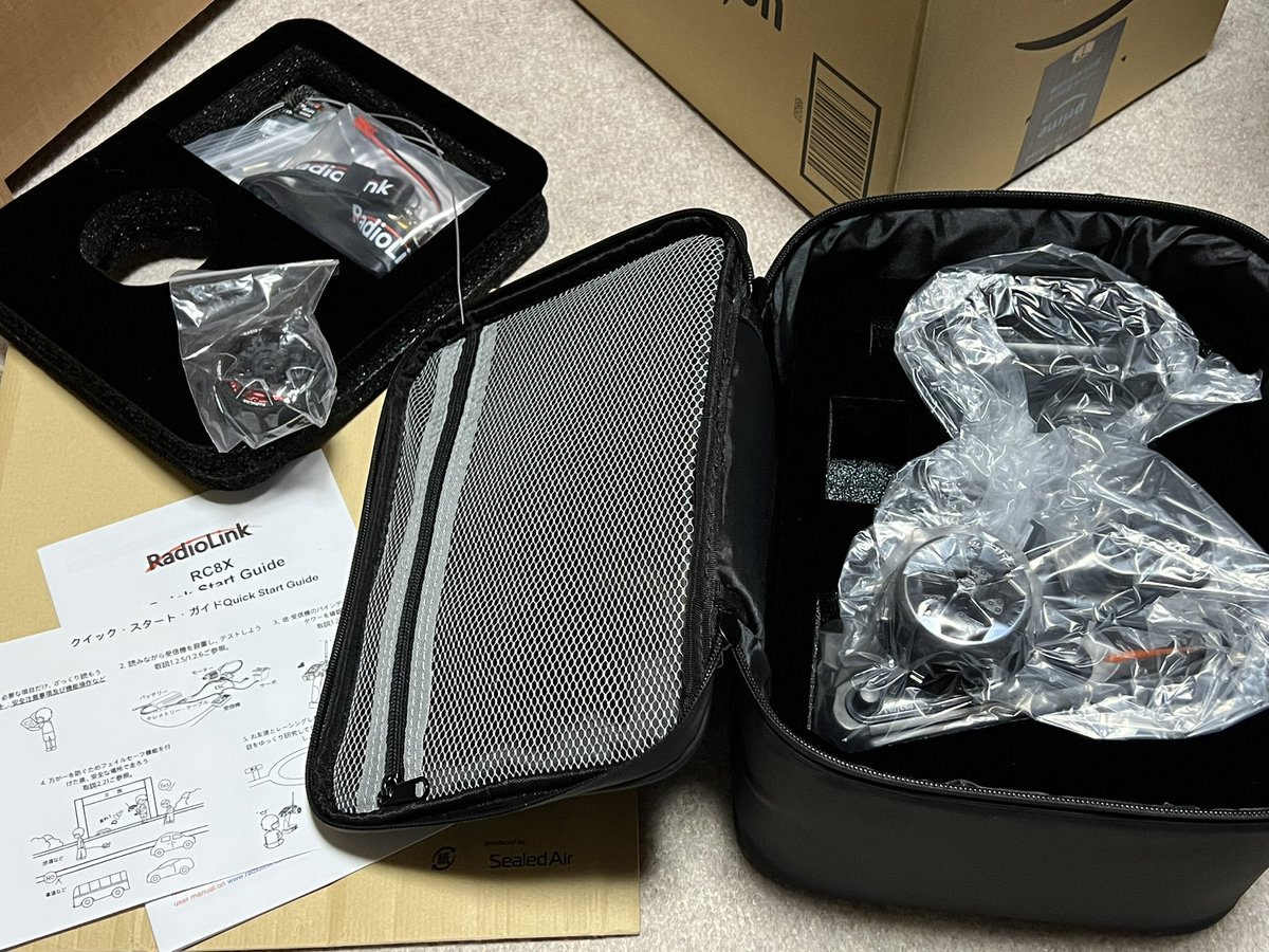 HiDeNom1's tweet photo. 今朝出がけに届いた2つの荷物を開封…
おお、これ外箱が無いのね。
ベルベット調(?)インナーで高級感を演出した中身は何故か逆さに…
本体はなんか全体的に指紋が😥まあスクリーンは保護シートの上ではありますが。
そして正しきエンブレム!技適の証♫
#RadioLink #RC8X https://t.co/mg63Pu7UDz