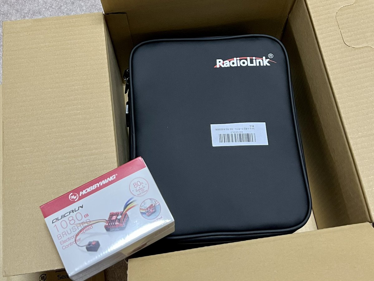 HiDeNom1's tweet photo. 今朝出がけに届いた2つの荷物を開封…
おお、これ外箱が無いのね。
ベルベット調(?)インナーで高級感を演出した中身は何故か逆さに…
本体はなんか全体的に指紋が😥まあスクリーンは保護シートの上ではありますが。
そして正しきエンブレム!技適の証♫
#RadioLink #RC8X https://t.co/mg63Pu7UDz