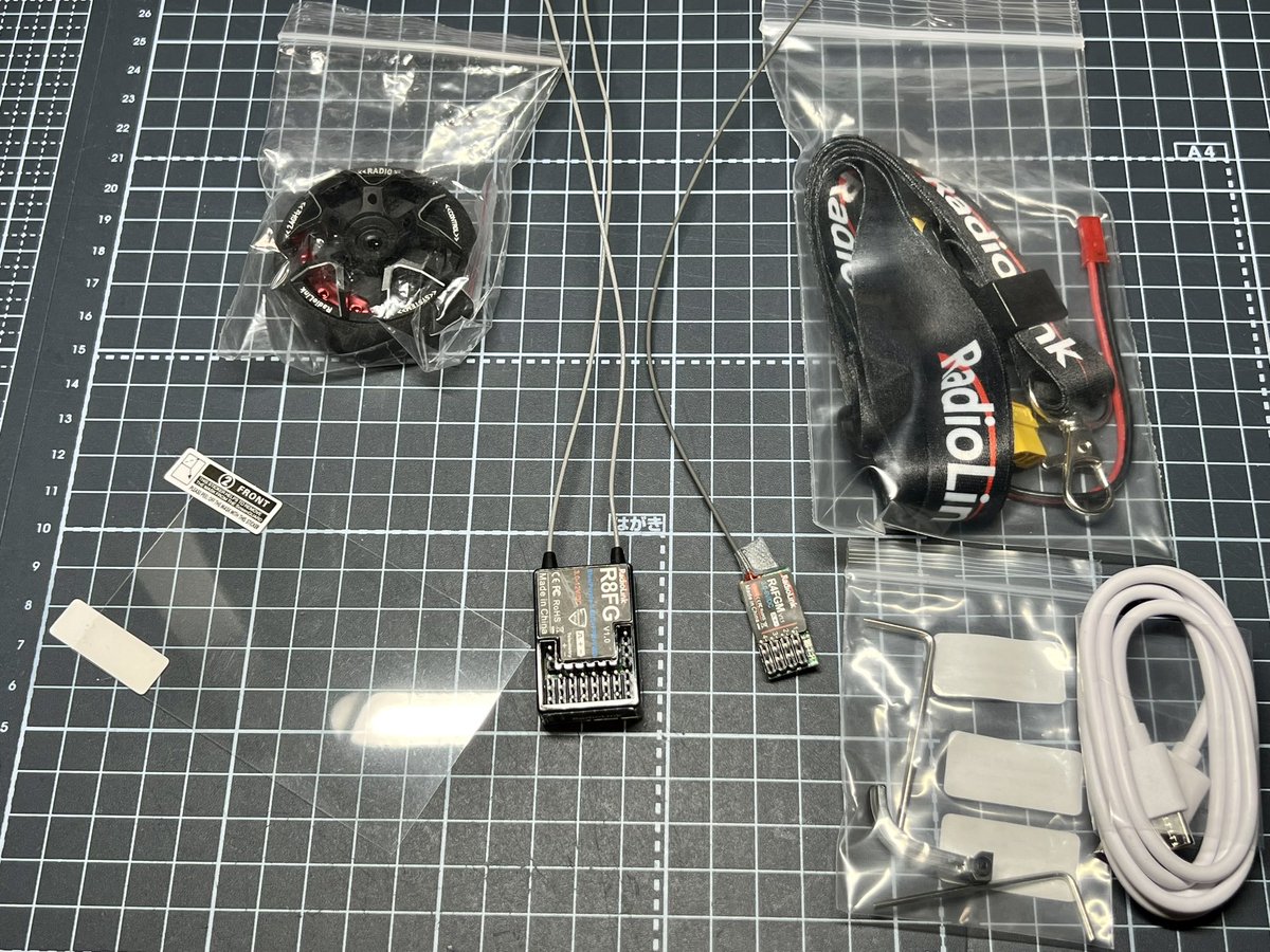 HiDeNom1's tweet photo. 説明書は日本語のクイックスタートガイドと英語/中文のクイックスタートガイド(中身全然違う😅)。
受信機は8ch、オプションのホイール?やストラップ等も付属しますが、スクリーン用の保護フィルムまで入っていて驚きました。
説明書は頑張れば読めると思うので…頑張ります😅
#RadioLink #RC8X https://t.co/ziM7qhZGJU