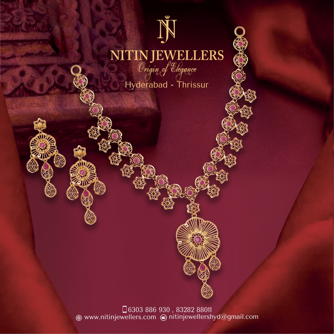 The perfect Set of handcrafted jewellery and technology!

#NitinJewellers #Goldjewellery #jewellery #heritagejewellery #templejewellery #gold #goldjewellerydesign #golddesign