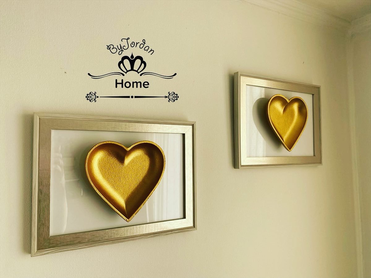 Claudia_Jordan's tweet photo. Sigue disponible este bello juego de Corazones y es el único. No haré otros.
Medidas 34cm de ancho x 25cm de alto.
Valor $25.000 ambos.

#ByJordan #Cuadros3D #ByJordanHome #DecoHogar #Decoracion #DecoraTuPared #Cuadros #3D #Corazones https://t.co/MJK8QtH3gK
