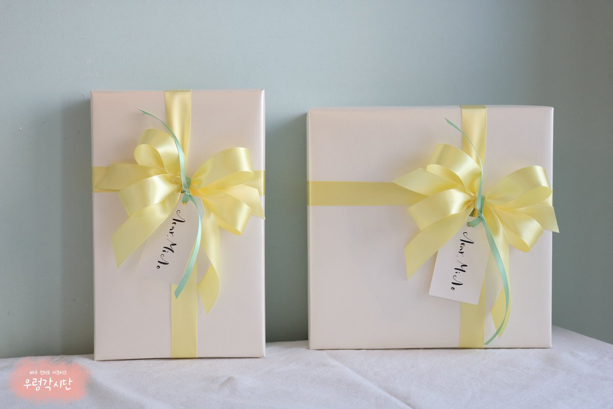 🐚𝟐𝟑𝟎𝟑𝟎𝟓 𝐌𝐢𝐝𝐨𝐋𝐨𝐯𝐞𝐭𝐭 𝟓𝐭𝐡 𝐬𝐮𝐩𝐩𝐨𝐫𝐭🥧

뮤지컬 <스위니토드> 막공 &amp; 100회 공연 기념으로 배우님을 위해 에어팟맥스 실버🎧와 뜨개 커버 케이스 선물을 준비했습니다!