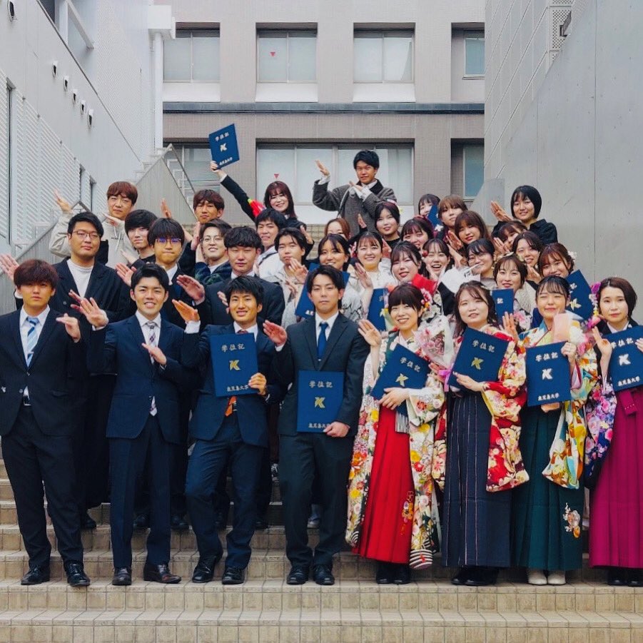 IKASAMA_RIDER's tweet photo. 本日、鹿児島大学の卒業式・修了式が行われました🌸

ご卒業、修了された皆さま本当におめでとうございます💐👏

如何様ライダーでも沢山の先輩方が卒業、修了されました🎓

皆さまの新たな門出を心から応援しています😌

先輩方の素敵な晴れ姿をちょこっとお見せします😽💕

 #如何様ライダー https://t.co/a5aiIc92fn