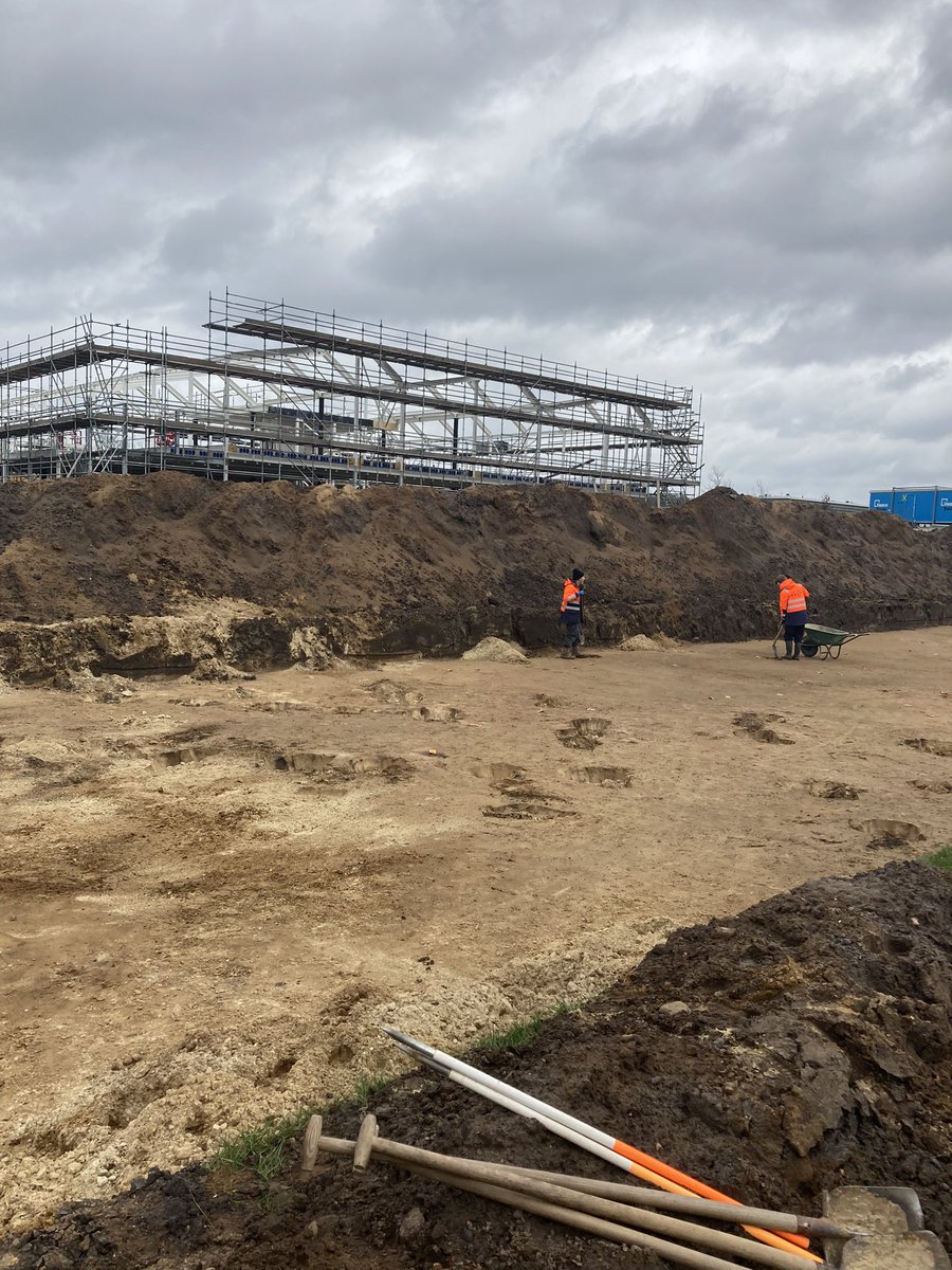 Gisteren preview gehad bij de opgravingen bij de Daalkampen in #borger. Genoeg sporen te zien uit late Bronstijd, vlakbij nieuwbouw #esdal. #opendagvandaag