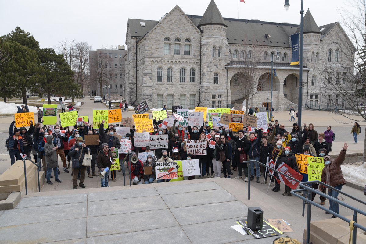 PSAC901's tweet photo. Some of the 200+ graduate student workers &amp; allies who showed up at #QueensU to rally yesterday!

While we scramble to pay rent, visit food banks to eat, and fall further into debt @QueensPrincipal lobbies to raise our tuition. Tuition we already can't afford. 

#FreeTuitionNow https://t.co/Yc3FETCbR7