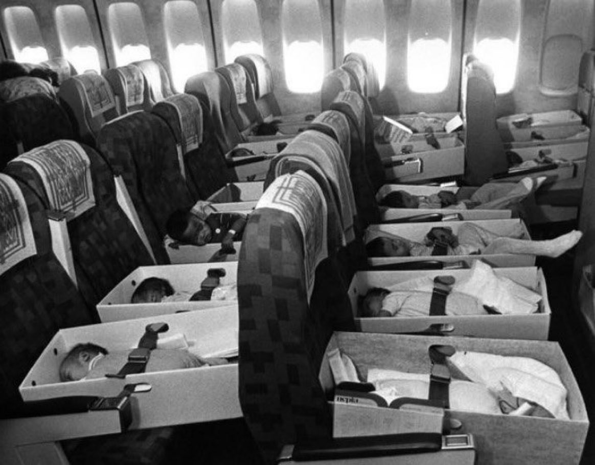 La "Operación Babylift" tuvo lugar en abril de 1975. Después de la catastrófica Guerra de Vietnam en la que los EE. UU. mataron a 2.000.000 de civiles, miles se convirtieron en huérfanos. Los EE. UU. llevaron a los bebés de regreso a Estados Unidos, y luego los ciudadanos de EE.