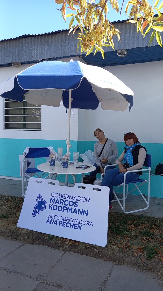 YamiSalas's tweet photo. Firmes trabajando, acercando la propuestas de nuestros candidatos de cara a este #16A
#Plottier
#SomosMPN
@marcoskoopm @AnaPechenOk https://t.co/EXxgBLnyFl
