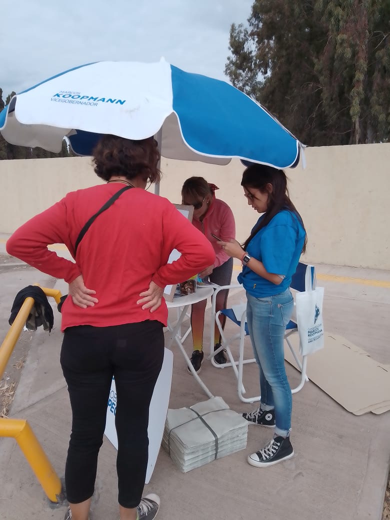 YamiSalas's tweet photo. Firmes trabajando, acercando la propuestas de nuestros candidatos de cara a este #16A
#Plottier
#SomosMPN
@marcoskoopm @AnaPechenOk https://t.co/EXxgBLnyFl