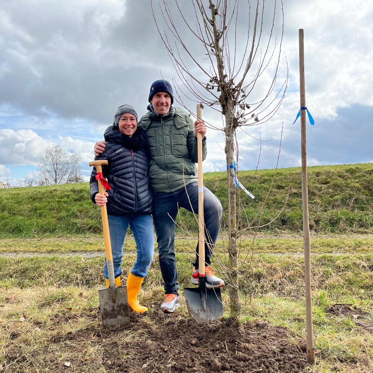 we_online's tweet photo. The tree planting campaign took place at the #HohenloherFreilandmuseumWackershofen. Dr. Wittig, CEO of #we_ics emphasizes the #socialeffect: "The campaign raises awareness among our employees today and among all visitors to the #museum in the future." 
#we_group #würthelektronik https://t.co/frluCQwNFG