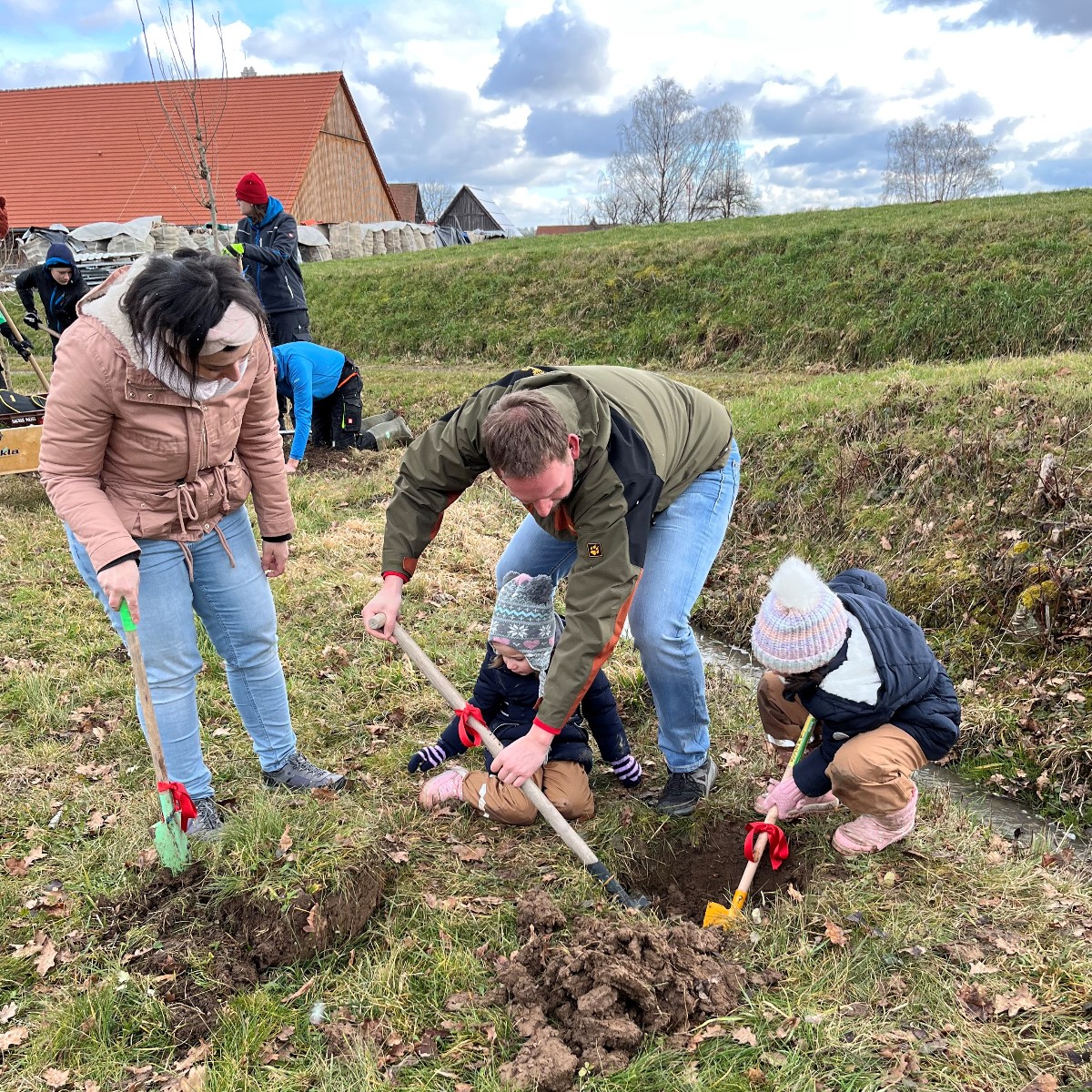 we_online's tweet photo. The tree planting campaign took place at the #HohenloherFreilandmuseumWackershofen. Dr. Wittig, CEO of #we_ics emphasizes the #socialeffect: "The campaign raises awareness among our employees today and among all visitors to the #museum in the future." 
#we_group #würthelektronik https://t.co/frluCQwNFG
