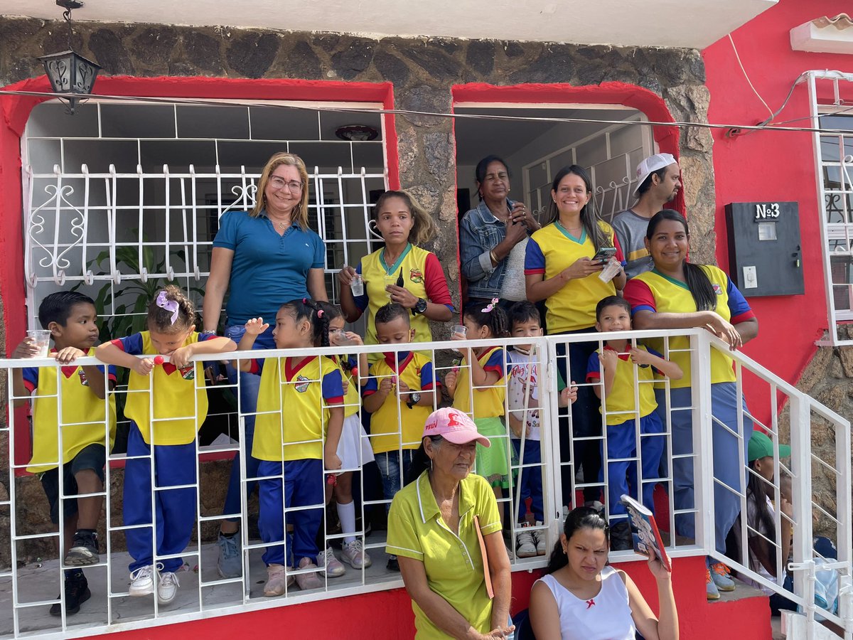 comandosergioh's tweet photo. Aquí estamos con un programa cargado de energía con nuestro pueblo del Casco Histórico en Ciudad Bolívar, seguimos adelante llevando las políticas de altura a todos los ciudadanos #NiCorrupciónNiPrivatización https://t.co/rvxdpg0Wjo