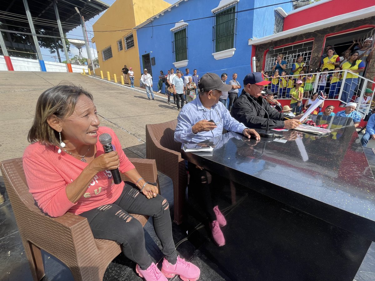 comandosergioh's tweet photo. Aquí estamos con un programa cargado de energía con nuestro pueblo del Casco Histórico en Ciudad Bolívar, seguimos adelante llevando las políticas de altura a todos los ciudadanos #NiCorrupciónNiPrivatización https://t.co/rvxdpg0Wjo