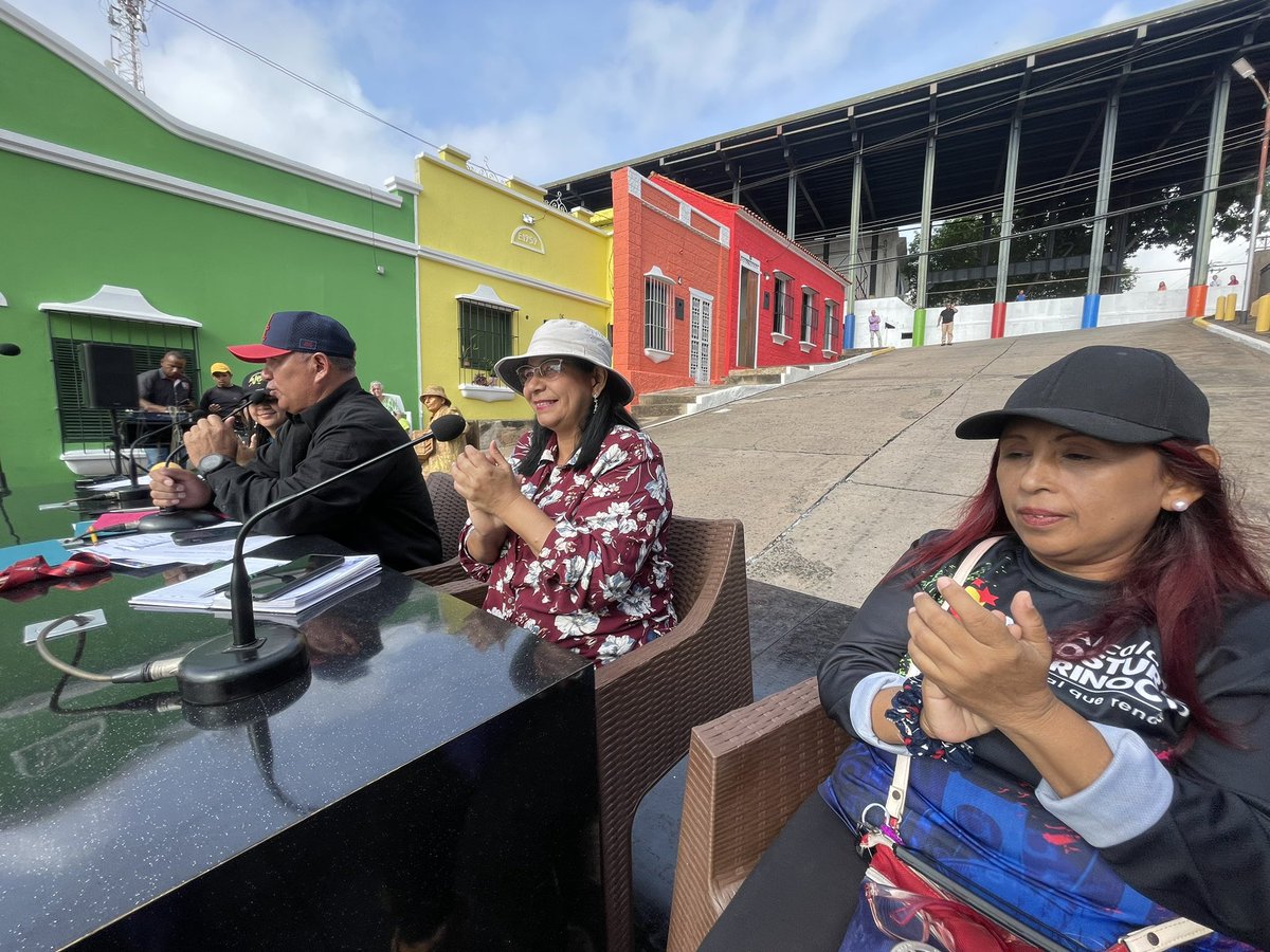 comandosergioh's tweet photo. Aquí estamos con un programa cargado de energía con nuestro pueblo del Casco Histórico en Ciudad Bolívar, seguimos adelante llevando las políticas de altura a todos los ciudadanos #NiCorrupciónNiPrivatización https://t.co/rvxdpg0Wjo