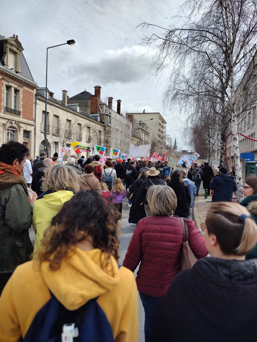 DIY93258612's tweet photo. Un cortège de folie ce matin sur #Reims ! Un grand nombre de jeunes suivis par toutes les générations. Un nouveau record de mobilisation et une détermination incroyable !
Si ça a lieu ici c'est qu'ailleurs, c'est raz de marée !
#NonALaReformeDesRetraites
#MacrontEsFoutu https://t.co/SgsiBHWi1u